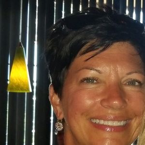 Meet your Posher, Lois